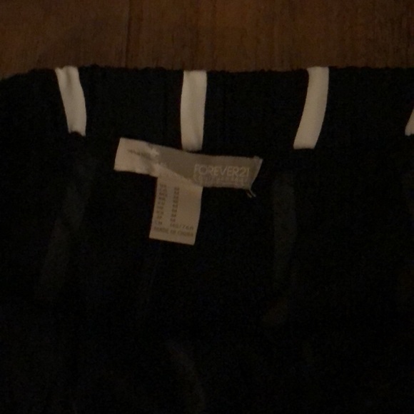 Black white stripe forever 21 loose summer shorts - Picture 2 of 3